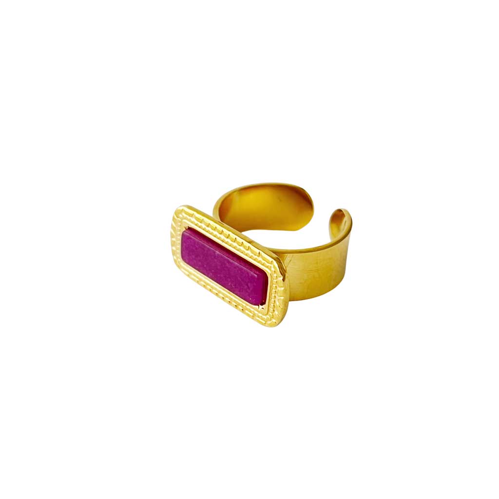 Anillo abierto de acero dorado con piedra de ágata rectangular en tono ciruela burdeos