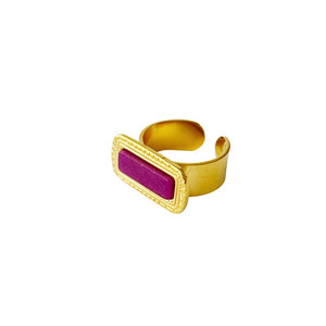 Anillo abierto de acero dorado con piedra de ágata rectangular en tono ciruela burdeos