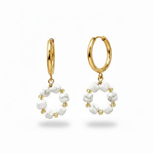 Aros Ailing Turquesa Blanca de acero inoxidable con baño de oro con turquesa blanca natural y turquesa natural en dorado, ligeros y cómodos, hechos a mano en España, sobre fondo blanco. Ideales para