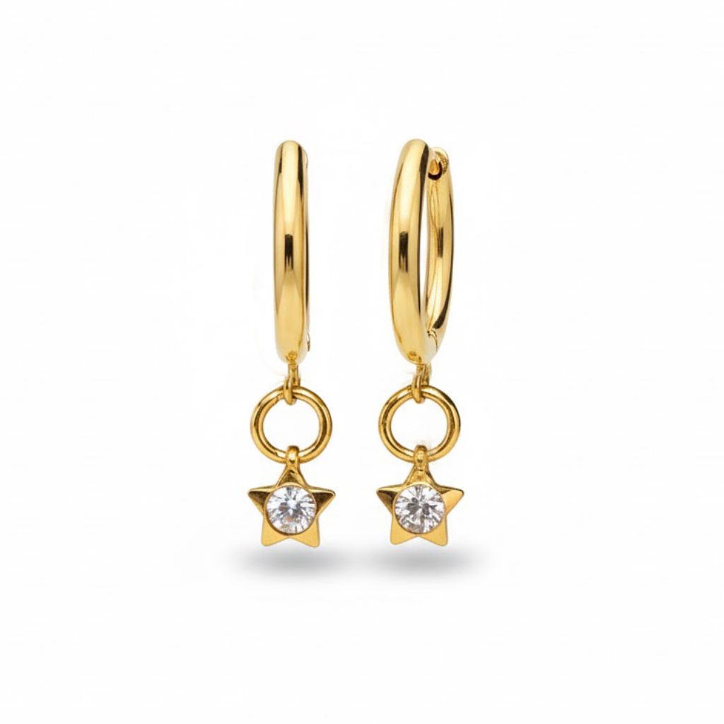 Aros Aura de acero inoxidable dorado con colgante de estrella y cristal blanco facetado, sobre fondo blanco. Pendientes pequeños y ligeros de la colección Aura de Algo de Olga.