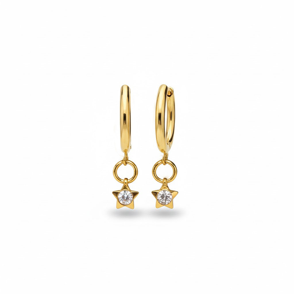 Aros Aura de acero inoxidable dorado con colgante de estrella y cristal blanco facetado, sobre fondo blanco. Pendientes pequeños y ligeros de la colección Aura de Algo de Olga.