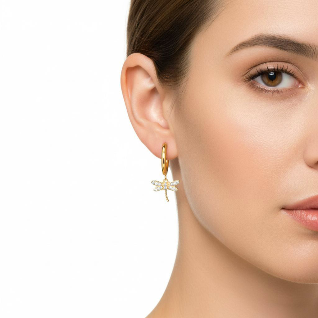 Mujer con pendientes Aros Libélula dorados con circonitas de Algo de Olga — joyería de acero para uso diario