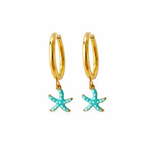 Aros de acero dorado con colgante de estrella de mar esmaltada en turquesa con pintitas blancas sobre fondo blanco. Pendientes de acero Algo de Olga.