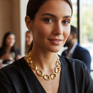 Collar Allison de acero inoxidable dorado con eslabones circulares llevado por modelo elegante Algo de Olga