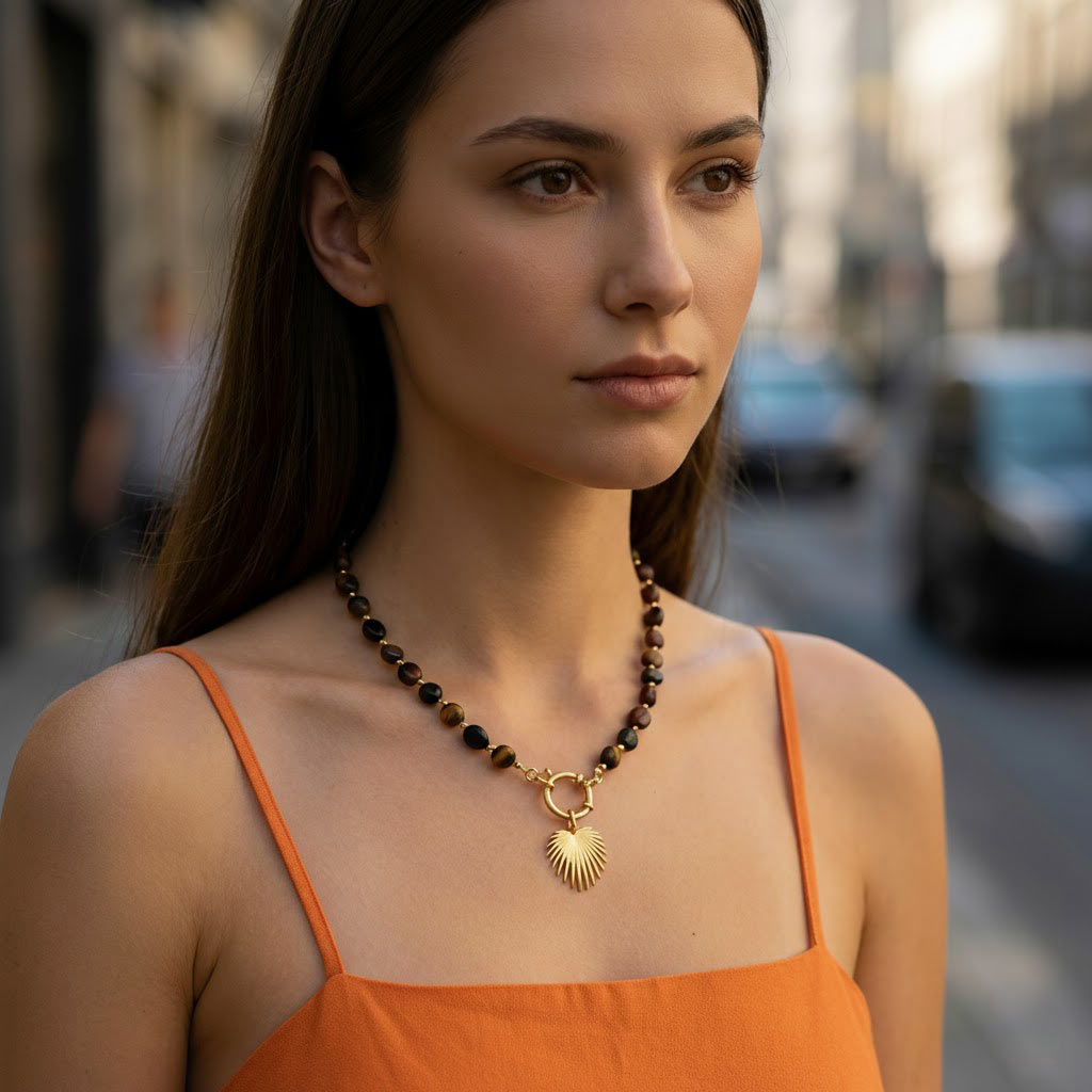 Collar de piedras naturales de ojo de tigre con colgante hoja de palmera dorada y cierre ancla en acero inoxidable