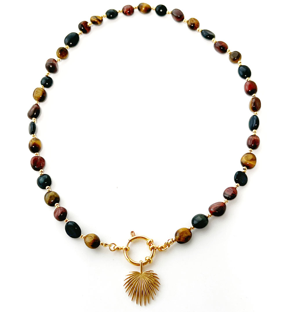 Collar artesanal con piedras naturales de ojo de tigre, colgante hoja dorada y cierre ancla. Acero inoxidable. Resistente y elegante para cada día.