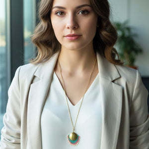 Modelo blazer beige oficina
Modelo con collar largo artesanal Amazonia Multicolor de latón dorado y piel pintada con blazer beige en entorno de oficina. Algo de Olga.