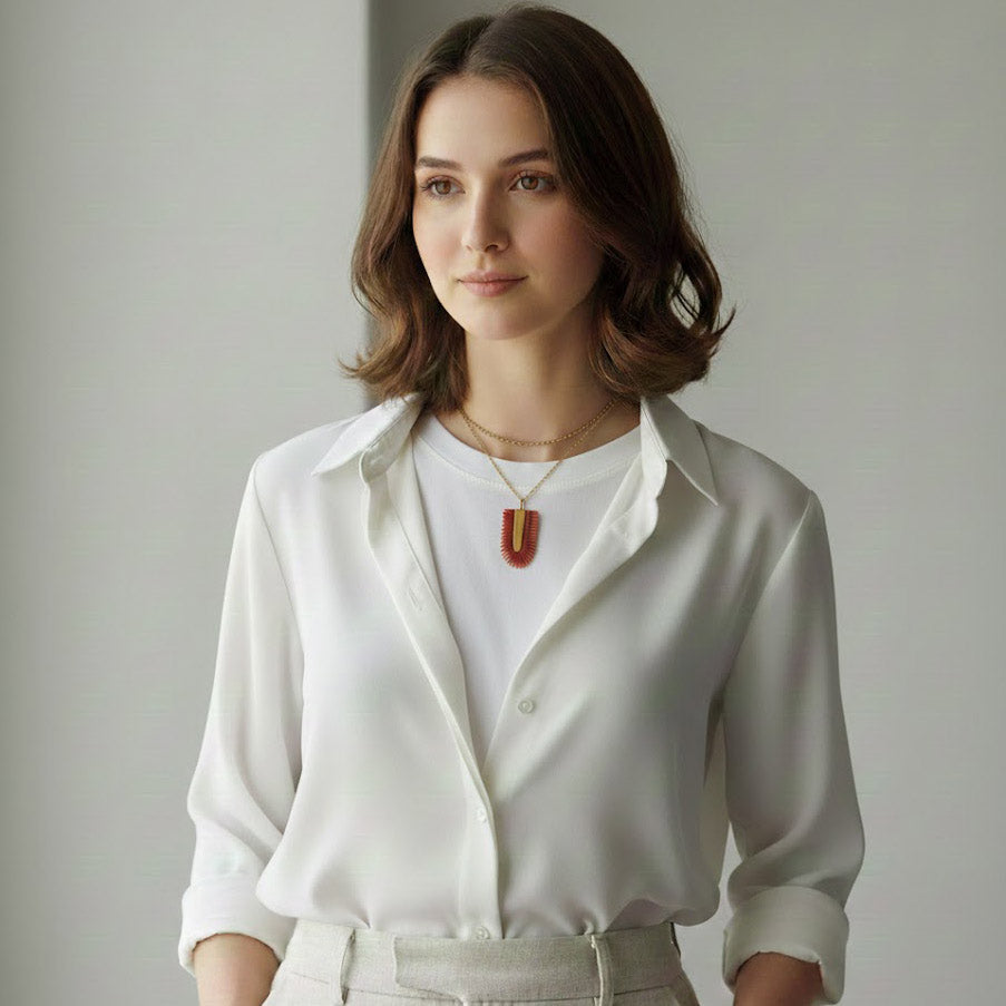 collar artesanal, collar largo, collar rojo, collar colgante, collar hecho a mano, collar de piel, collar statement, collar original, collar para regalar, joyería artesanal, collar único, latón, Algo de Olga.