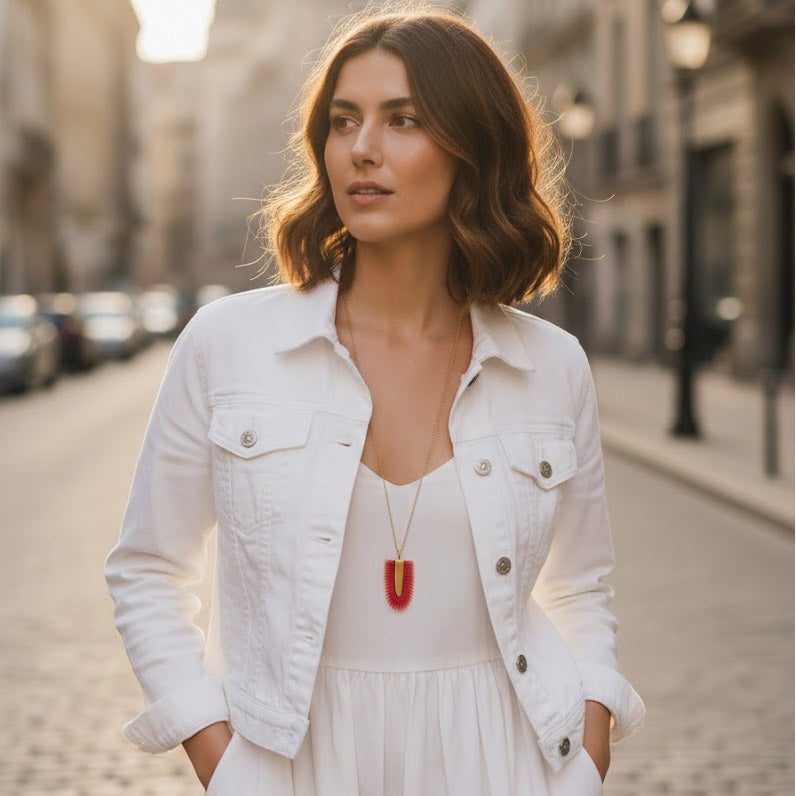 Collar largo artesanal Rojo Tropical con colgante redondo de piel pintada a mano en degradado rojo-blanco y cadena dorada. Pieza única. Solo en Algo de Olga.