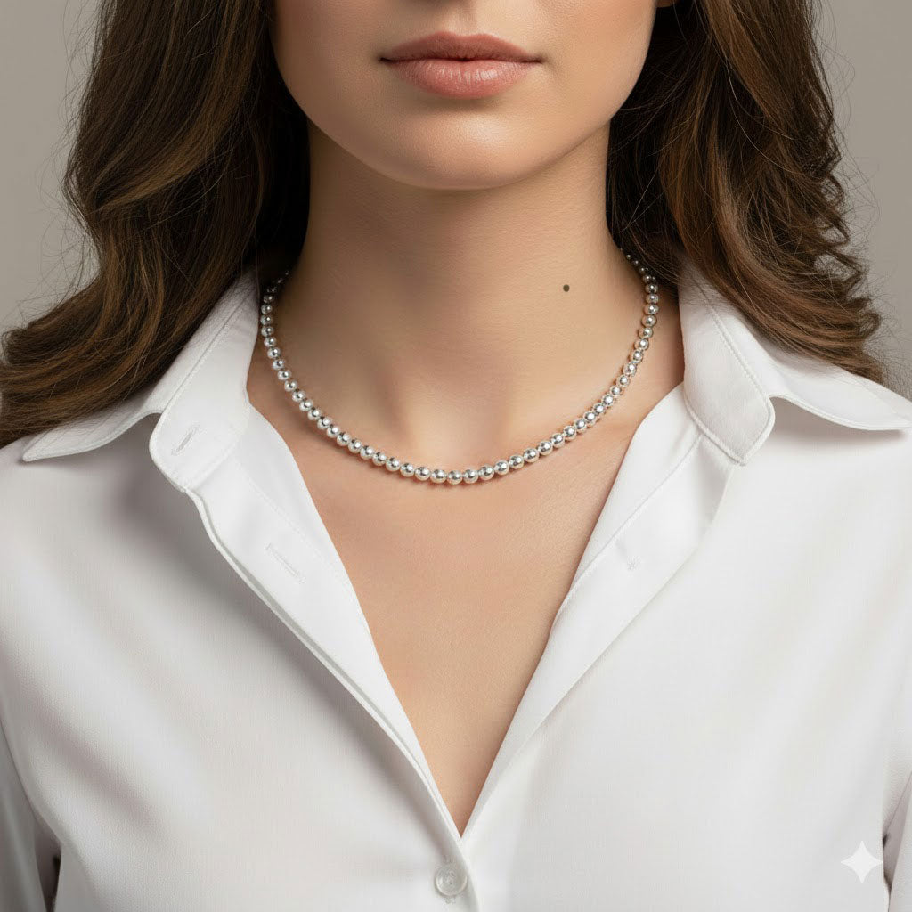 Mujer con collar de bolitas de plata de ley sobre camisa blanca — collar minimalista para uso diario y oficina, plata 925