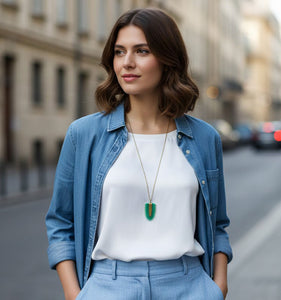 Collar largo artesanal Verde Tropical con colgante de piel pintada a mano en verde esmeralda y base de latón satinado sobre cadena dorada.