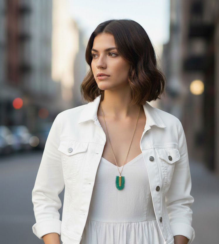 Collar largo artesanal Verde Tropical con colgante de piel pintada a mano en verde esmeralda y base de latón satinado sobre cadena dorada.