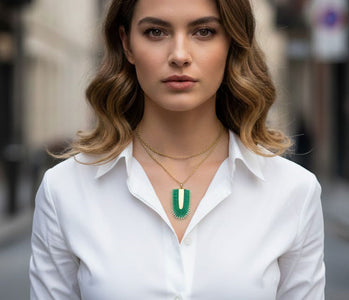 Collar largo artesanal Verde Tropical con colgante de piel pintada a mano en verde esmeralda y base de latón satinado sobre cadena dorada.