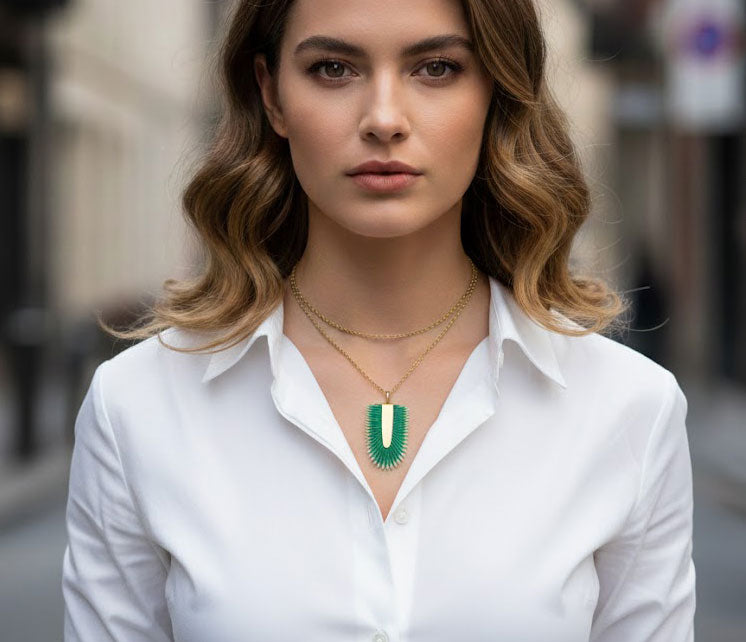 Collar largo artesanal Verde Tropical con colgante de piel pintada a mano en verde esmeralda y base de latón satinado sobre cadena dorada.