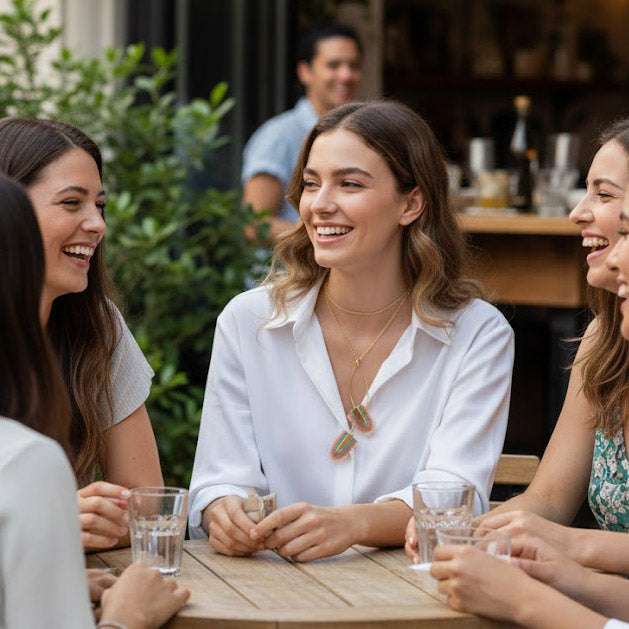 amigas en terraza
Modelo con collar artesanal Doble Tropical Multicolor de piel pintada a mano y latón dorado en ambiente de terraza con amigas. Joyería artesanal Algo de Olga.