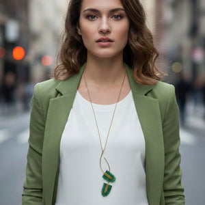 Collar largo artesanal Verde Tropical Doble con dos colgantes de piel pintada en verde esmeralda y latón satinado sobre cadena dorada regulable.