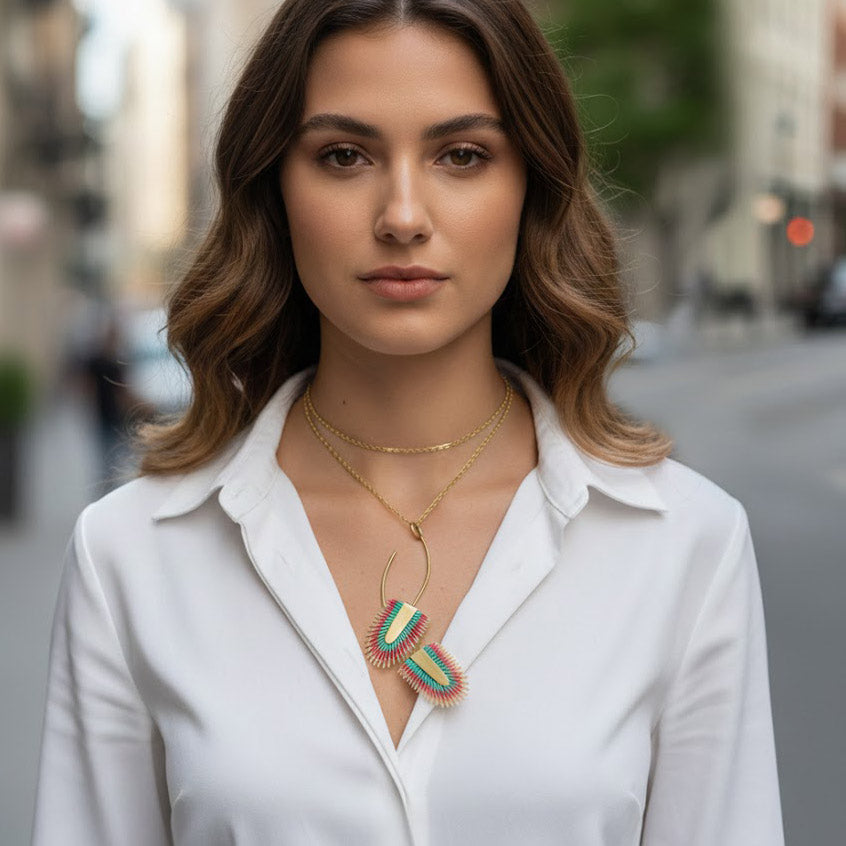 Modelo en la calle con collar largo artesanal Doble Tropical Multicolor de piel pintada en coral y turquesa con latón dorado y camisa blanca. Algo de Olga.