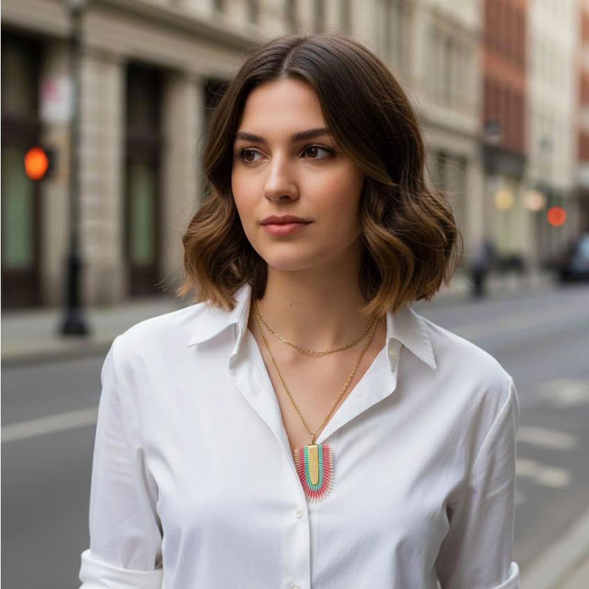 collar puesto en modelo
Collar largo artesanal Tropical Multicolor de piel pintada a mano con colgante de latón dorado puesto en modelo. Joyería artesanal Algo de Olga.