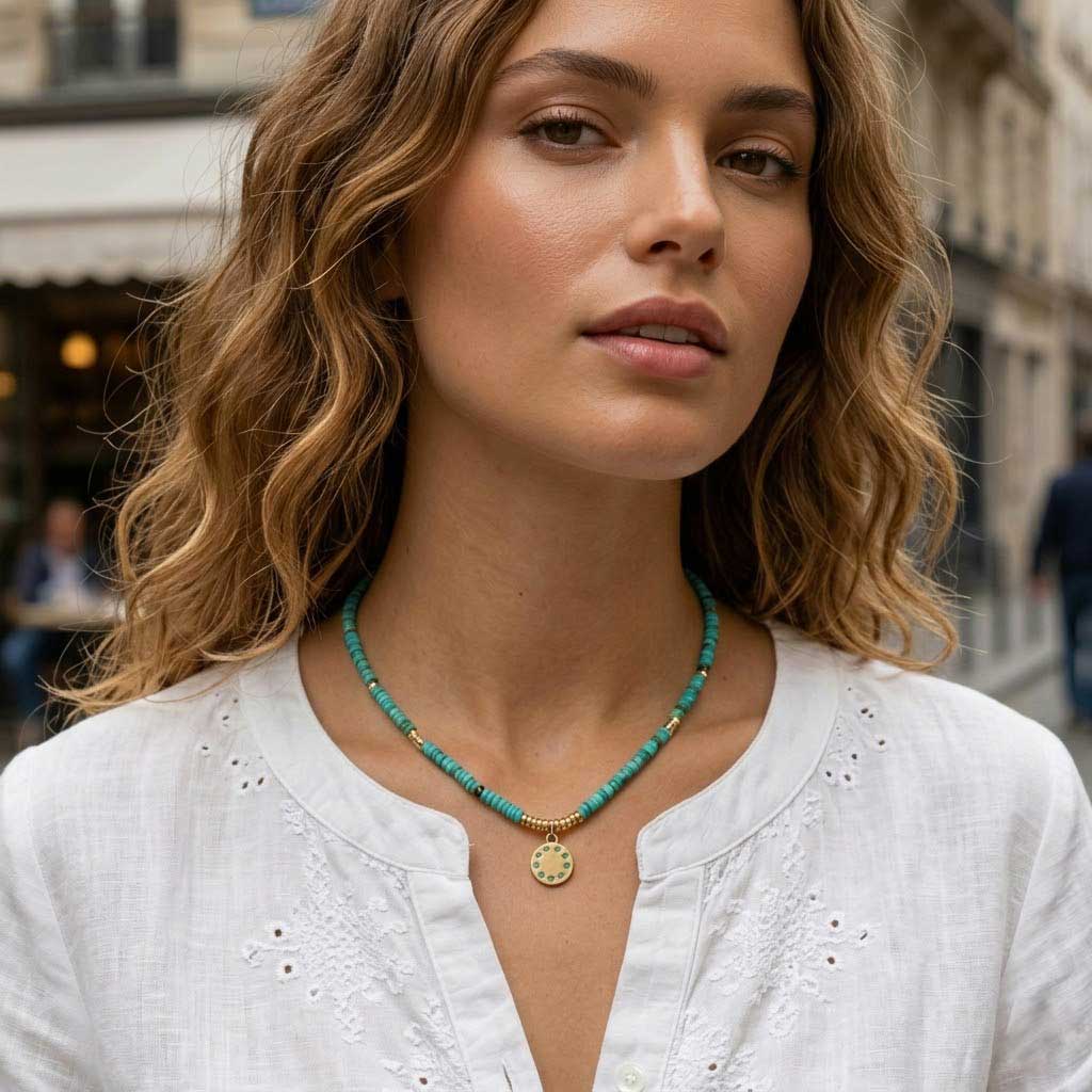 Collar corto turquesa y bronce con anillas doradas, una combinación perfecta que sienta bien con todos los colores. Ideal para regalar o regalarte.