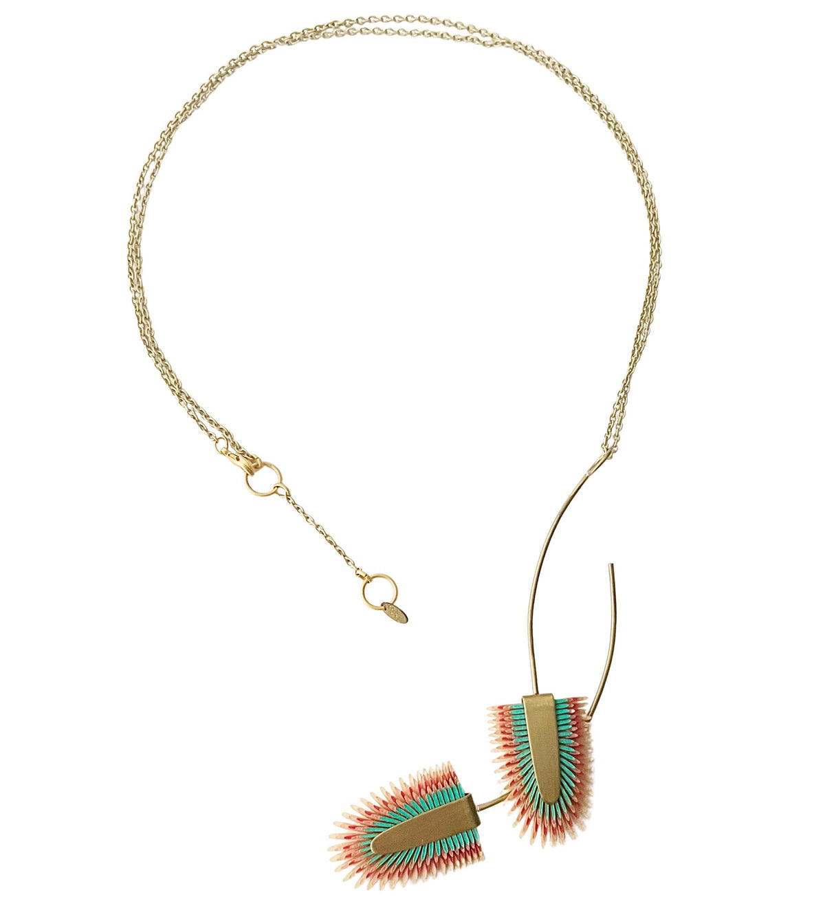 Collar largo artesanal Doble Tropical Multicolor hecho a mano en piel pintada coral, turquesa y crema con doble colgante de latón dorado. Pieza única Algo de Olga.