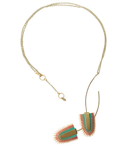 Collar largo artesanal Doble Tropical Multicolor hecho a mano en piel pintada coral, turquesa y crema con doble colgante de latón dorado. Pieza única Algo de Olga.