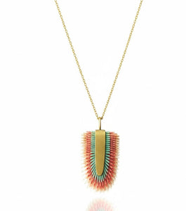 Collar largo artesanal Multicolor hecho a mano en piel pintada coral, turquesa y crema con base de latón dorado. Algo de Olga