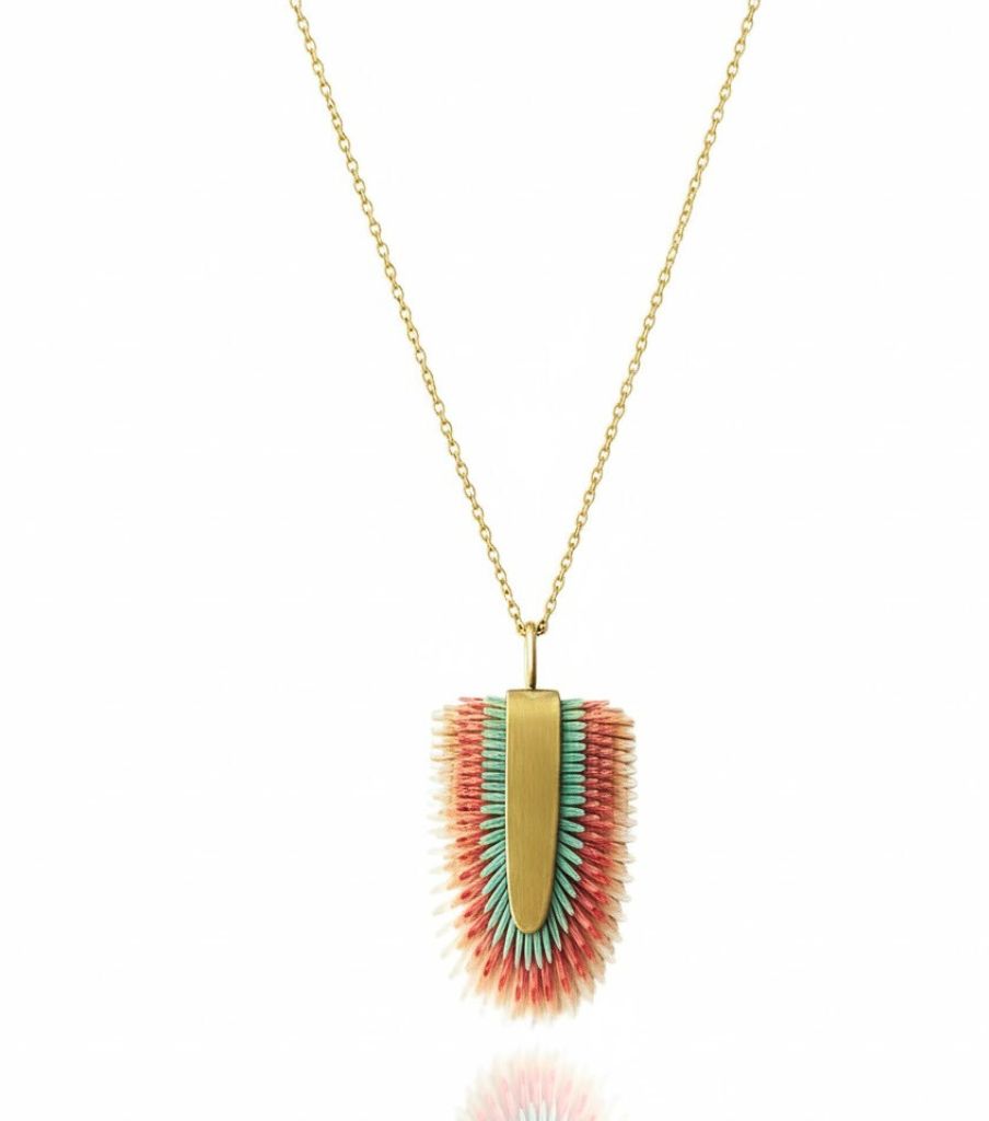 Collar largo artesanal Multicolor hecho a mano en piel pintada coral, turquesa y crema con base de latón dorado. Algo de Olga