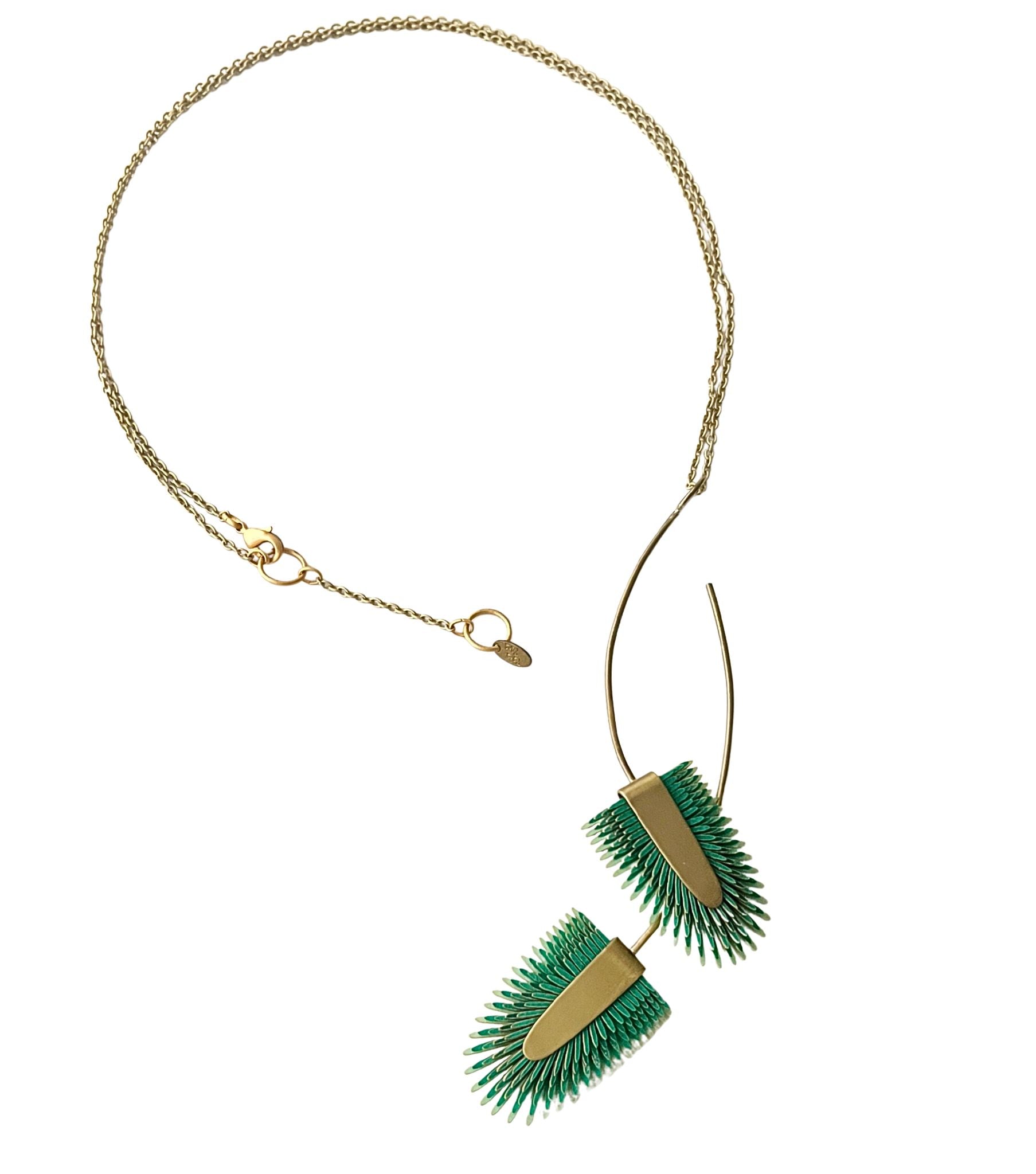 Collar largo artesanal Verde Tropical Doble con dos colgantes de piel pintada en verde esmeralda y latón satinado sobre cadena dorada regulable.