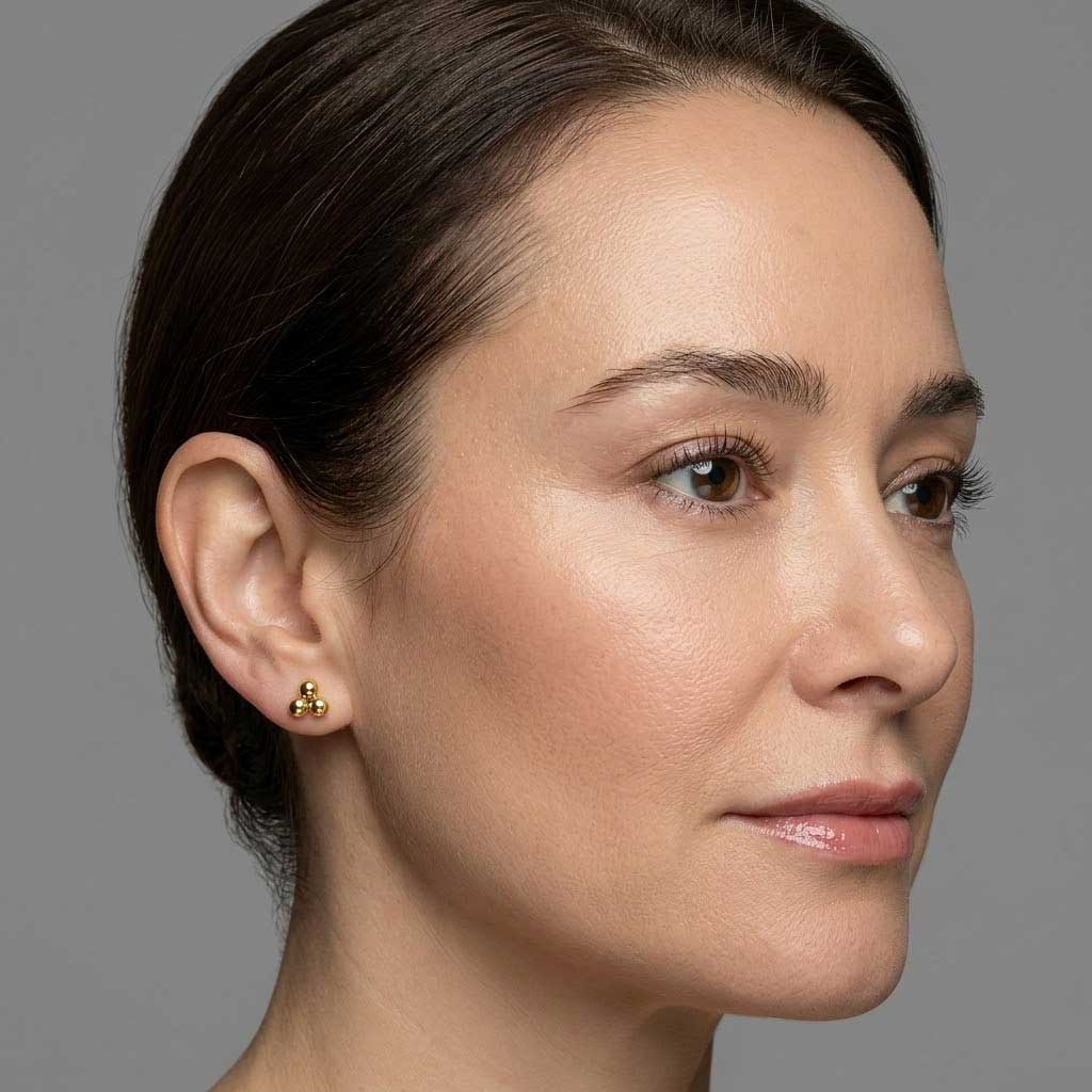 Pendientes Ana bolitas doradas acero quirúrgico pequeños pegados al lóbulo joyería minimalista algodeolga