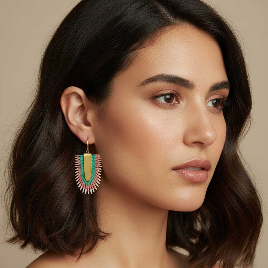 Pendientes artesanales Multicolor Tropical hechos a mano en piel pintada y latón. Turquesa, coral y blanco en un diseño único con efecto pluma. Ligeros, originales y perfectos para regalar. Solo en Algo de Olga.