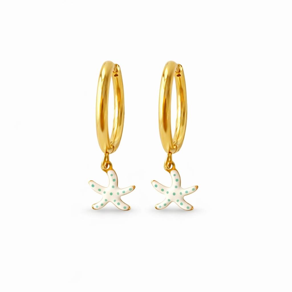 Pendientes aro de acero dorado con estrella de mar blanca con pintitas turquesas puesto en modelo. Pendientes de acero inoxidable Algo de Olga.