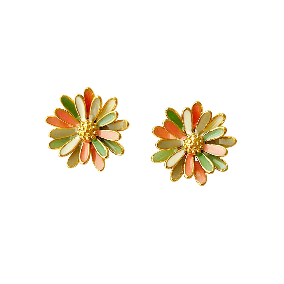 Pendientes de botón en forma de flor margarita esmaltada multicolor en tonos tierra, coral, naranja y verde con centro dorado sobre fondo blanco. Pendientes Inés Flor Algo de Olga.