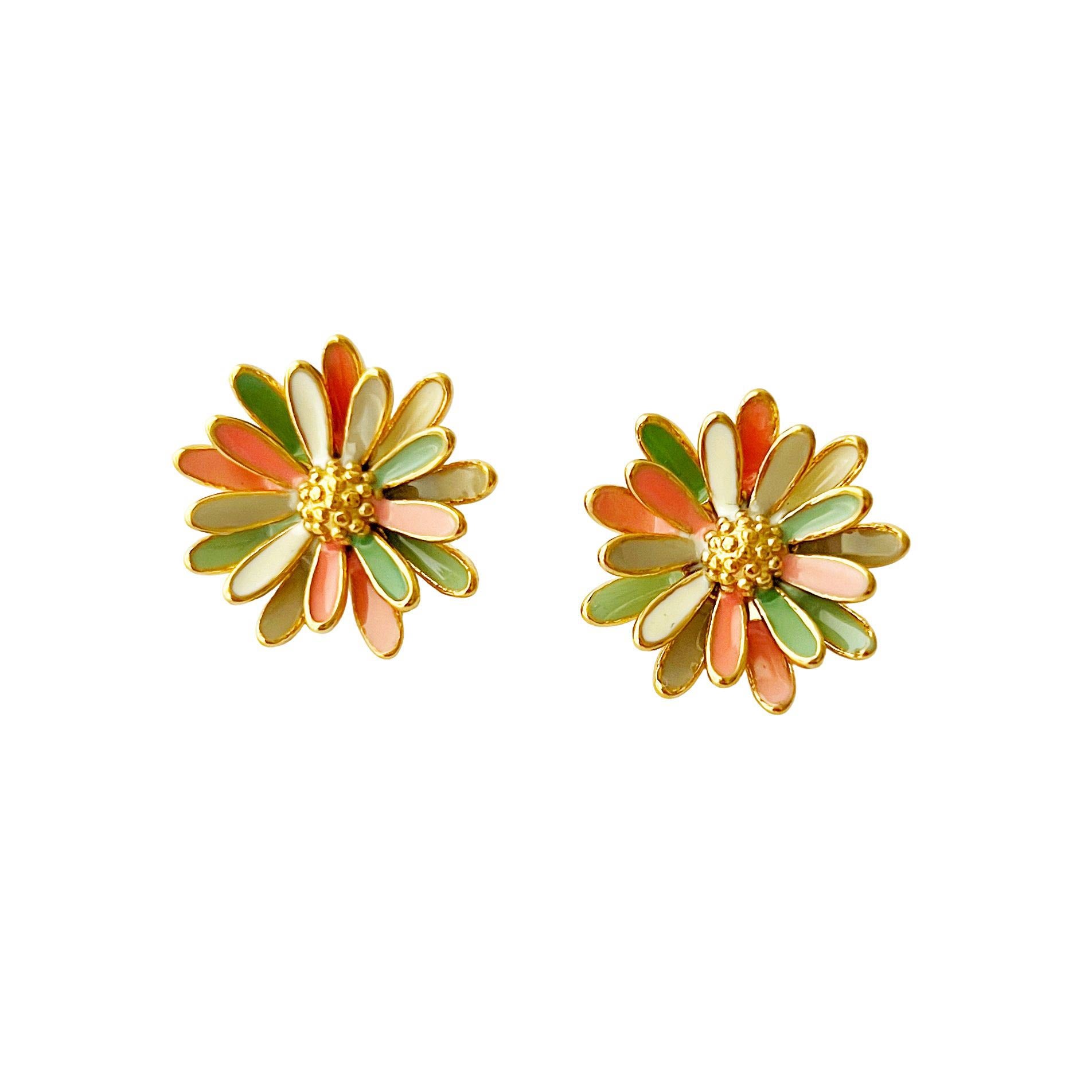 Pendientes de botón en forma de flor margarita esmaltada multicolor en tonos tierra, coral, naranja y verde con centro dorado sobre fondo blanco. Pendientes Inés Flor Algo de Olga.