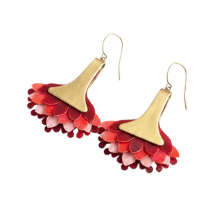 Pendientes artesanales Paraíso Rojos de piel pintada en degradado coral y burdeos con base de latón satinado, hechos a mano.