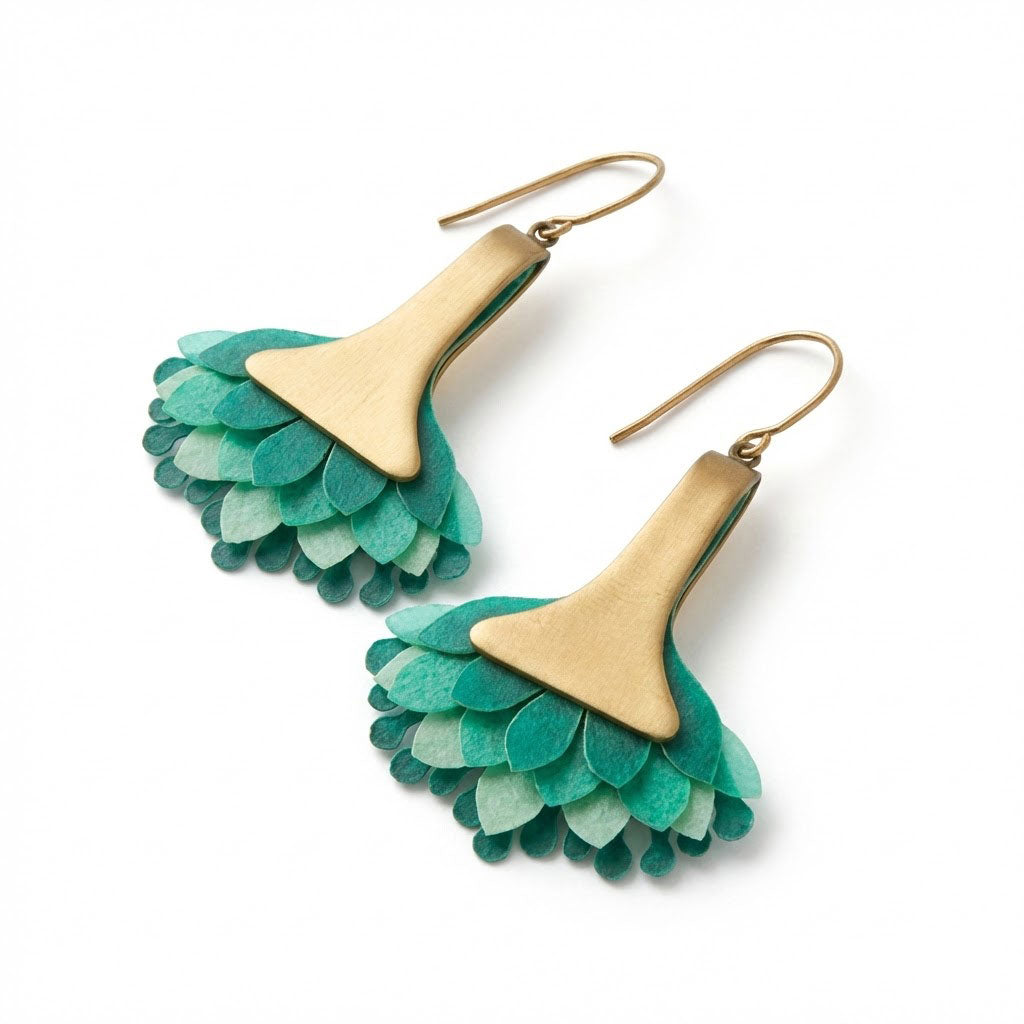 Pendientes artesanales Paraíso Verde de piel pintada en degradado menta y esmeralda con base de latón satinado, hechos a mano.