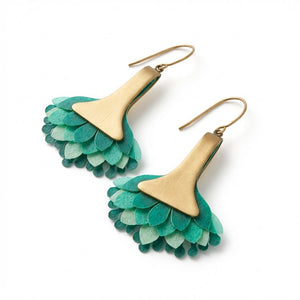 Pendientes artesanales Paraíso Verde de piel pintada en degradado menta y esmeralda con base de latón satinado, hechos a mano.