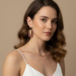 pendientes artesanales, pendientes hechos a mano, pendientes de piel, pendientes burdeos, pendientes tropicales, pendientes originales, pendientes para regalar, joyería artesanal, pendientes únicos, latón, Algo de Olga