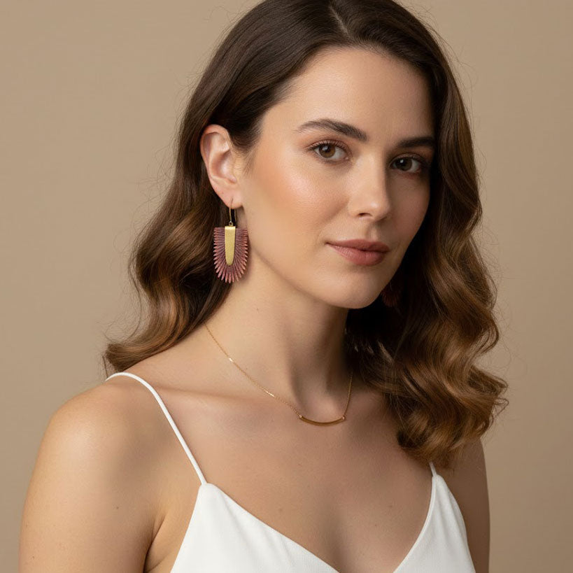 pendientes artesanales, pendientes hechos a mano, pendientes de piel, pendientes burdeos, pendientes tropicales, pendientes originales, pendientes para regalar, joyería artesanal, pendientes únicos, latón, Algo de Olga