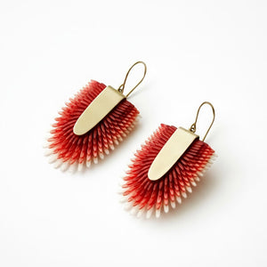 Pendientes artesanales Rojo Tropical de piel pintada a mano en degradado rojo intenso y blanco con base de latón satinado, hechos a mano.
