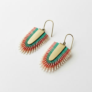 Pendientes artesanales Multicolor Tropical hechos a mano en piel pintada y latón. Turquesa, coral y blanco en un diseño único con efecto pluma. Ligeros, originales y perfectos para regalar. Solo en Algo de Olga.