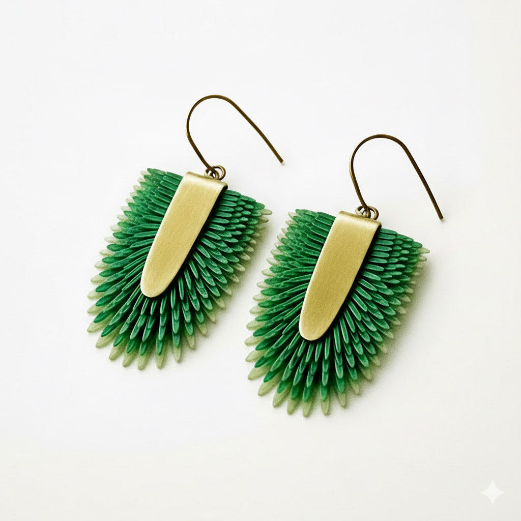 Pendientes artesanales Verde Tropical de piel pintada a mano con efecto pluma y base de latón satinado, hechos a mano.