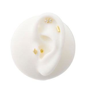 Piercing Malen oro con circonitas puesto en una oreja, este piercing es para poner en el hélix. Algo de Olga joyería con las últimas tendencias de moda en joyas.