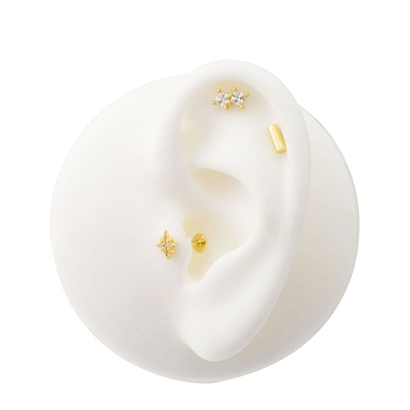 Piercing Malen oro con circonitas puesto en una oreja, este piercing es para poner en el hélix. Algo de Olga joyería con las últimas tendencias de moda en joyas.