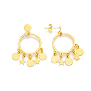 Pendientes de presión con tornillo con un aro donde le cuelgan plaquitas y estrellas. Es un pendiente de plata con baño en oro de 18kts. Tiene un tamaño mediado - Algo de Olga. 