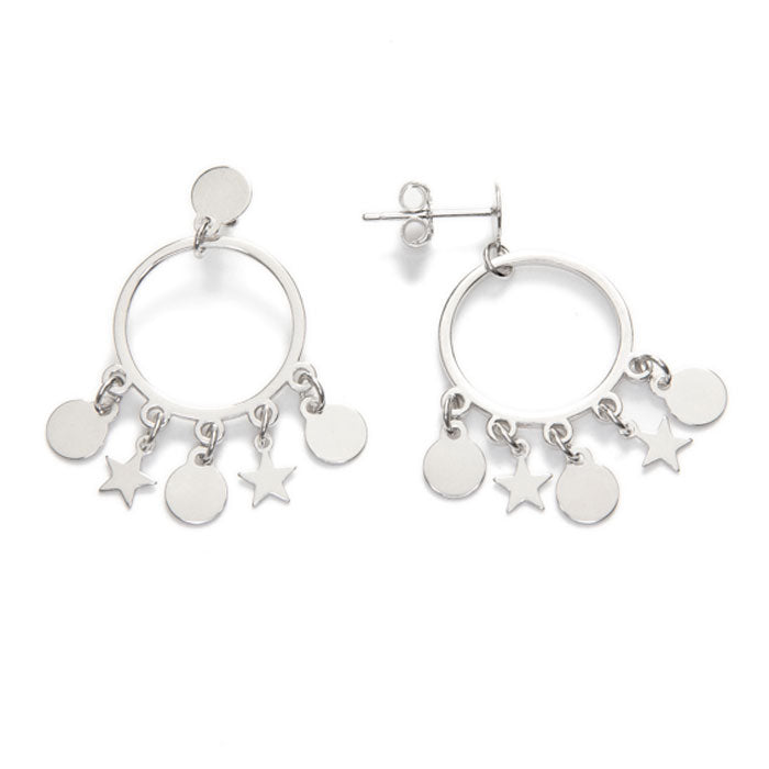 Pendientes de presión con tornillo con un aro donde le cuelgan plaquitas y estrellas. Es un pendiente de plata con baño en rodio. Tiene un tamaño mediado - Algo de Olga. 