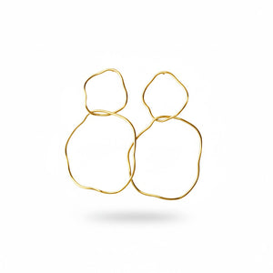 Pendientes Salma de acero inoxidable con baño de oro en dorado, diseño minimalista, sobre fondo blanco. Ideales para bodas, eventos y ocasiones especiales. Joyería artesanal española Algo de Ol