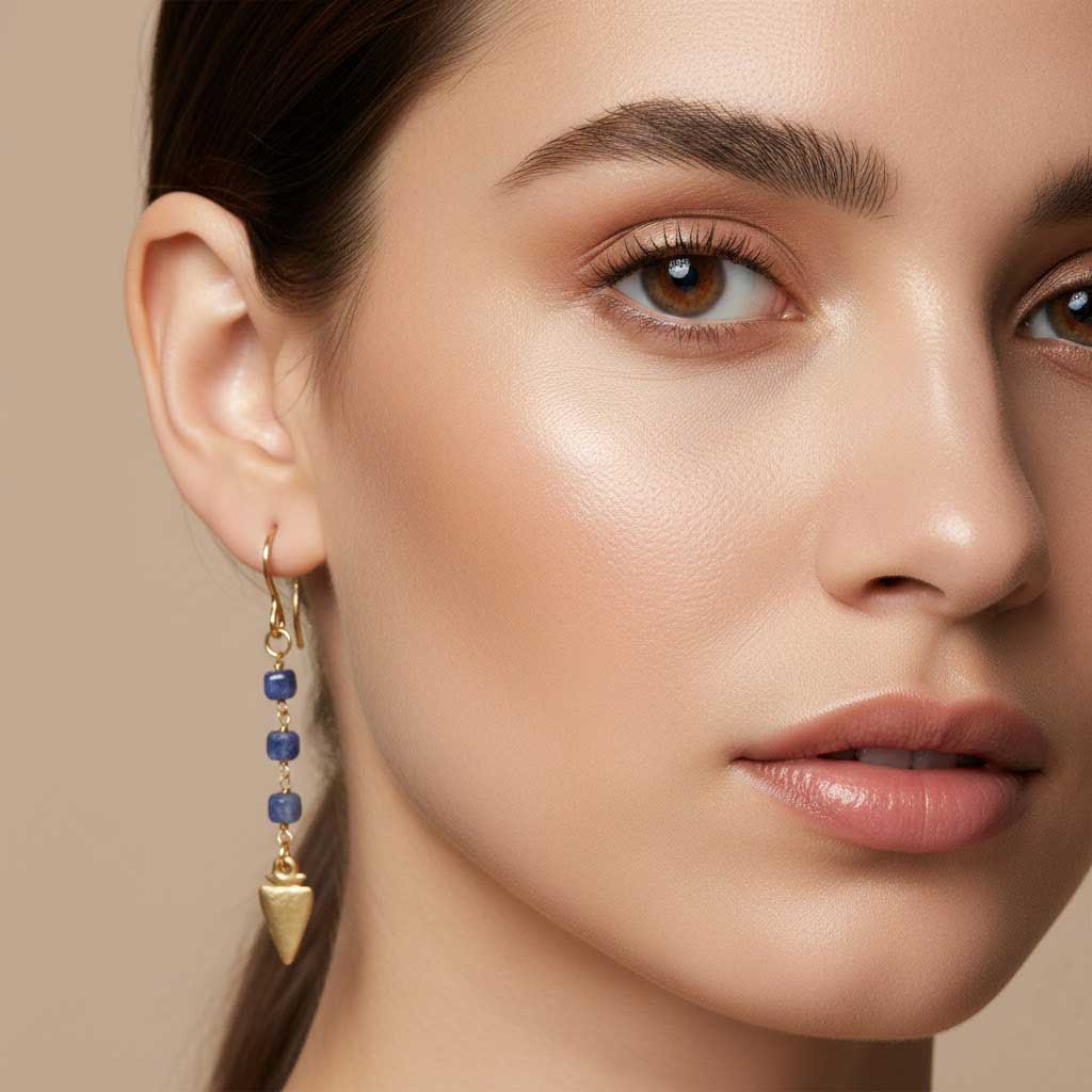 Pendientes Arrow sodalita azul colgante flecha dorada zamak joyería artesanal algodeolga