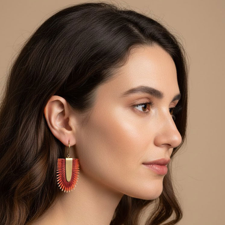 Pendientes artesanales Rojo Tropical de piel pintada a mano en degradado rojo intenso y blanco con base de latón satinado, hechos a mano.