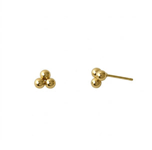Pendientes Ana de acero inoxidable plateado en dorado, ligeros y cómodos, sobre fondo blanco. Joyería artesanal española Algo de Olga.
