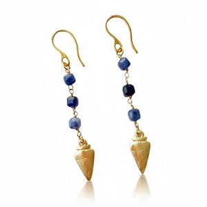 Pendientes Arrow Sodalita de acero inoxidable con baño de oro con sodalita azul y piedra semipreciosa en dorado, ligeros y cómodos, sobre fondo blanco. Joyería artesanal española Algo de Olga.